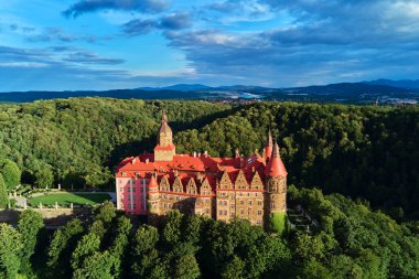 Yazın Walbzych yakınlarındaki Ksiaz Kalesi, hava manzaralı. Polonya, Aşağı Silezya 'da ünlü bir turistik yer. Walbzych, Polonya - 18 Ağustos 2021