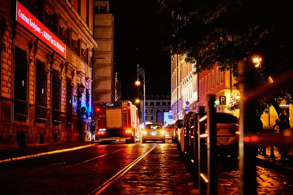 Motor Bombeiros Com Luzes Intermitentes Rua Cidade Noturna Wroclaw Polônia — Fotografia de Stock