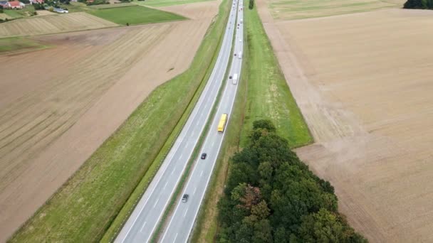 Silniční doprava. Auta jedoucí po silnici, pohled na letecké drony — Stock video