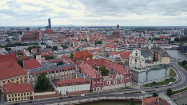 Vista aérea do carro em movimento na rua da cidade de Wroclaw, na Polônia — Vídeo de Stock