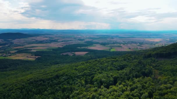 Vista aérea de la montaña Sleza cerca de Wroclaw en Polonia. Fondo de naturaleza — Vídeos de Stock