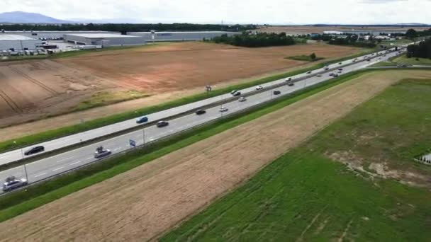 Ruch drogowy. Samochody poruszające się po drogach, widok na drony lotnicze — Wideo stockowe