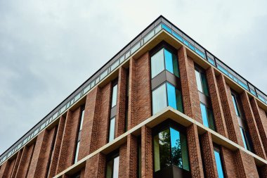 Şehirdeki konut binasının köşesinde. Modern mimari