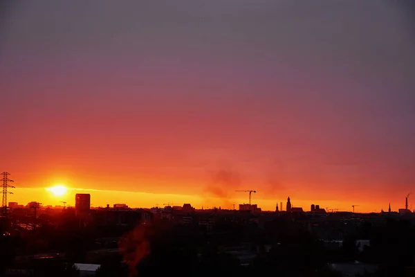 Sonnenuntergang Über Dem Stadtbild Gebäudesikhouetten Der Stadt Und Baukräne Bei — Stockfoto