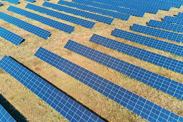 フィールド内の太陽電池パネルの行 太陽電池ファーム 空中ビュー 代替再生可能エネルギーの概念 — ストック写真