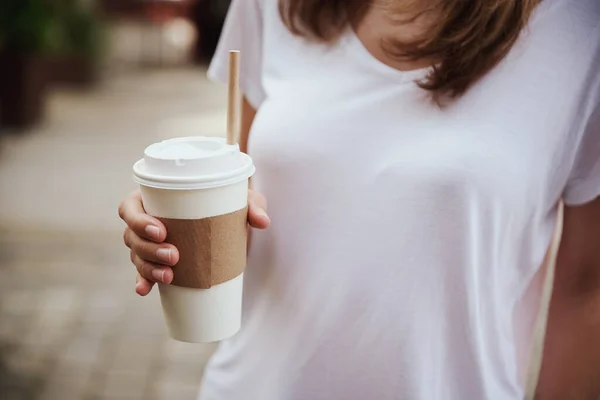 咖啡纸杯在妇女手中 女人在市区街上喝咖啡 — 图库照片