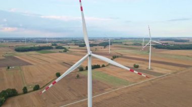 Sahadaki güneş panelleri. Güneş pili çiftliği, hava manzarası. Alternatif yenilenebilir enerji kavramı