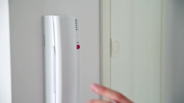 Vrouw Nemen Intercom Handset Druk Knop Deur Slot Openen — Stockvideo