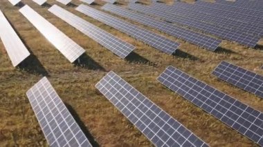 Sahadaki güneş panelleri. Güneş pili çiftliği, hava manzarası. Alternatif yenilenebilir enerji kavramı