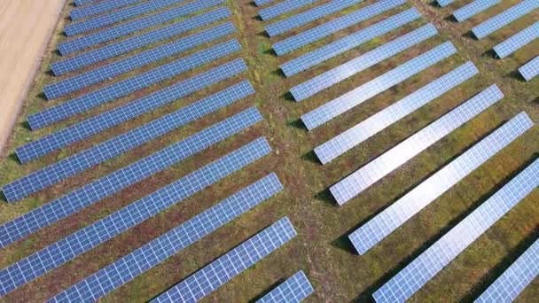 Reihe Von Sonnenkollektoren Feld Solarbatteriefarm Luftaufnahme Alternatives Konzept Für Erneuerbare — Stockvideo