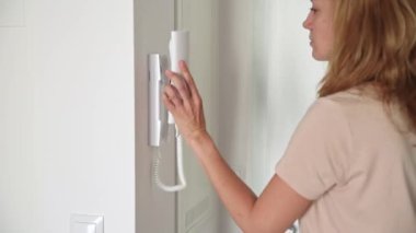 Kadın dahili telefonu kullanarak kapıyı kilitle