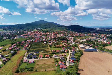 Ormanları ve kuş bakışı manzaralı bir dağ köyü. Polonya 'da Wroclaw yakınlarında Sleza Dağı manzarası. Doğa arkaplan, hava görünümü.