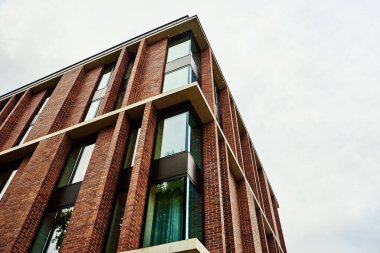 Şehirdeki konut binasının köşesinde. Modern mimari