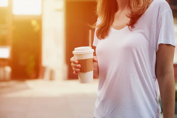 Café Tasse Papier Dans Les Mains Femme Femme Boit Café — Photo