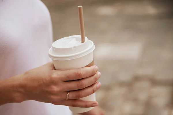 Kávé Papír Pohár Női Kezekben Kávét Iszik Hogy Kimehessen Városba — Stock Fotó