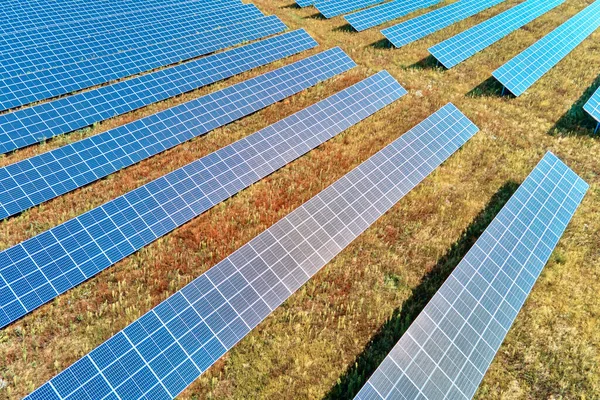 Granja de paneles solares en el campo —  Fotos de Stock