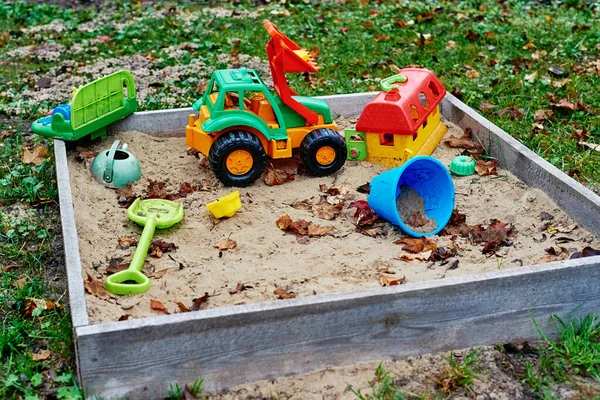 Παιδικό sandbox με πολύχρωμα παιχνίδια — Φωτογραφία Αρχείου