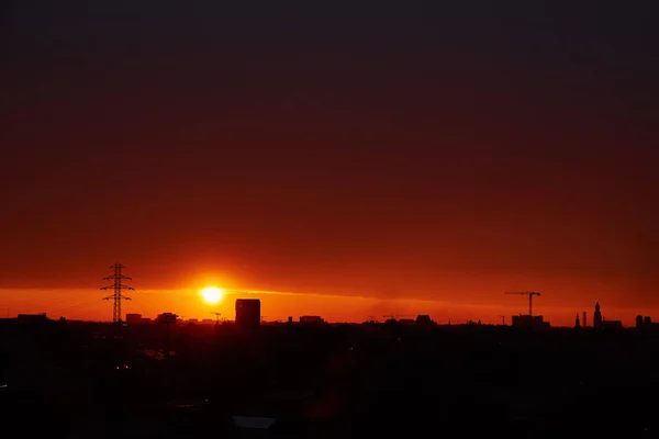 Sonnenuntergang über der Stadt mit Gebäudesilhouette — Stockfoto