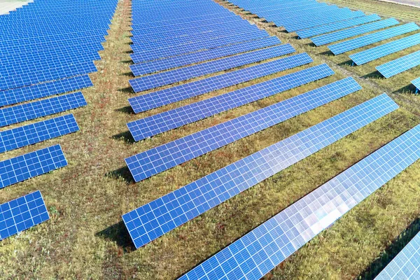 Granja de paneles solares en el campo —  Fotos de Stock