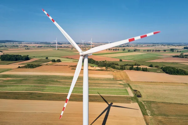 Windkraftanlage auf dem Feld an Sommertagen. Rotierender Windgenerator — Stockfoto