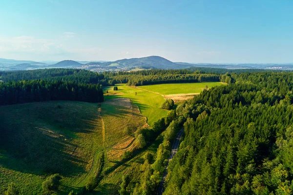 Hory a zelená pole, letecký výhled. Panorama krásné krajiny — Stock fotografie