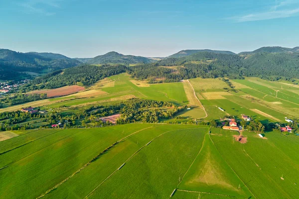 Horská vesnice a zemědělská pole, letecký výhled. Přírodní krajina — Stock fotografie