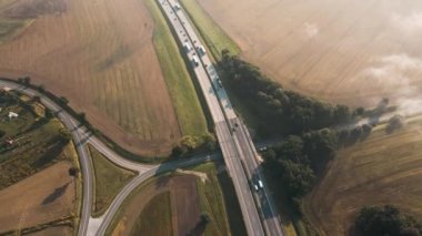 Hareket eden arabalarla otoyolun havadan görünüşü. Yol trafiği