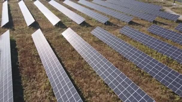 Solární panely farma v terénu — Stock video