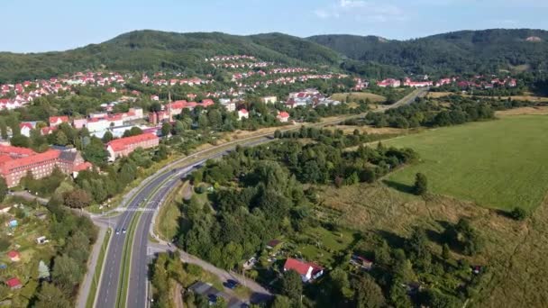 Małe europejskie miasto w górach, widok z lotu ptaka — Wideo stockowe