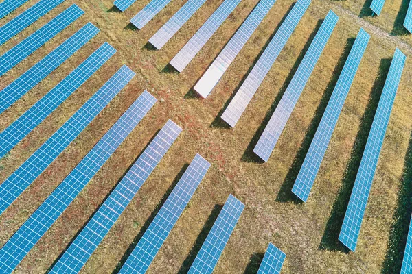 Granja de paneles solares en el campo —  Fotos de Stock