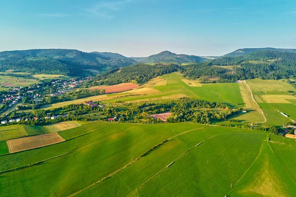 Horská vesnice a zemědělská pole, letecký výhled. Přírodní krajina — Stock fotografie