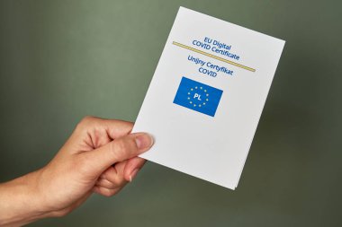 Covid-19 aşı sertifikası kadınların elinde..