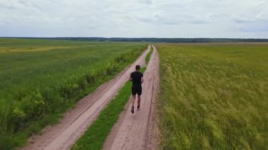 Tarlada koşan adam, hava manzaralı.