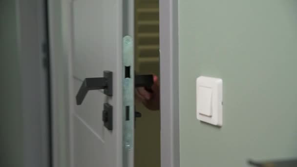 Kobieta otwarte drzwi i wejście do pokoju — Wideo stockowe