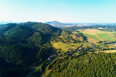 Dağ köyü ve tarım arazileri, hava manzarası. Doğa manzarası