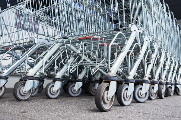 Viele leere Einkaufswagen auf dem Shopparkplatz — Stockfoto