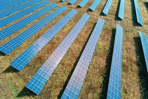 フィールド内の太陽光発電パネルファーム — ストック写真