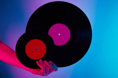 Kadın elinde iki retro vinil disk, tonlu fotoğraf.