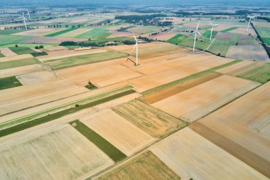 Yaz günü tarlada yel değirmeni türbini. Dönen rüzgar jeneratörü