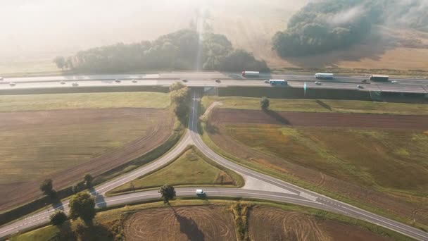 Luchtfoto van de snelweg met bewegende auto 's. Wegverkeer — Stockvideo