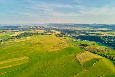Dağlarla, yeşil tarlalarla ve kırsal köy manzarası, hava manzarası
