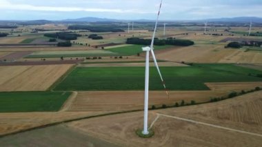 Yaz günü tarlada yel değirmeni türbini. Dönen rüzgar jeneratörü