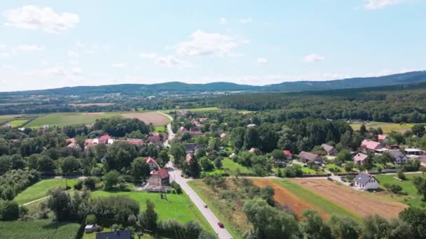 Vista aerea del villaggio vicino alle montagne. Paesaggio di campagna — Video Stock