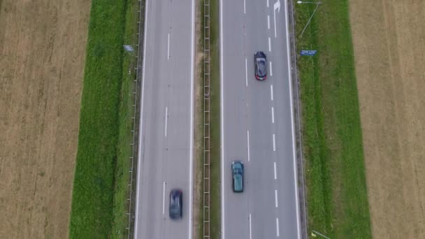 La circulation routière. Voitures se déplaçant sur la route, vue aérienne sur drone — Video