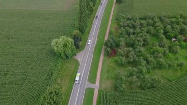 Tarımsal alanlarda yol üzerinde hareket eden arabaların havadan görünüşü