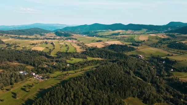 Pueblo de montaña y campos agrícolas, vista aérea. Naturaleza paisaje — Vídeo de stock
