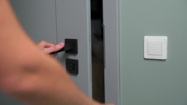Женщина открывает дверь и вход в комнату — стоковое видео