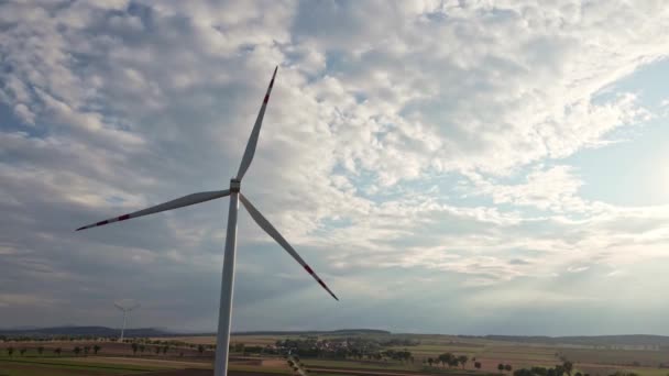 Вітрова турбіна в полі. Вид з повітря на вітряні млини — стокове відео