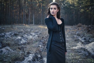 Bir sonbahar orman genç dalgın goth kadında