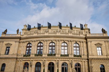 Yas tutmak için çatıda siyah bayraklar olan tarihi hükümet binasının önü. Ulusal yas ve mağdurlara saygı kavramı